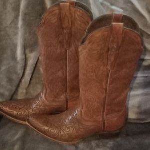 Ariat cowgirl boots size 8
